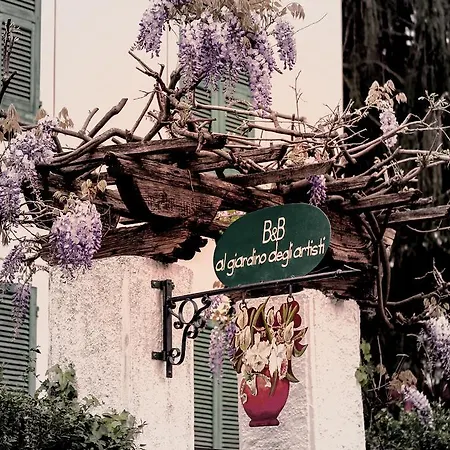 Couette-café Al Giardino Degli Artisti 3*