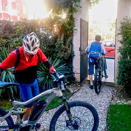 Al Giardino Degli Artisti Bed & Breakfast 3*